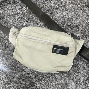 Lululemon clean lines belt bag